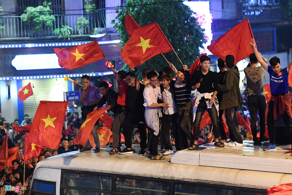 CĐV quá khích nhảy nóc xe buýt ăn mừng bóng đá U23 Việt Nam